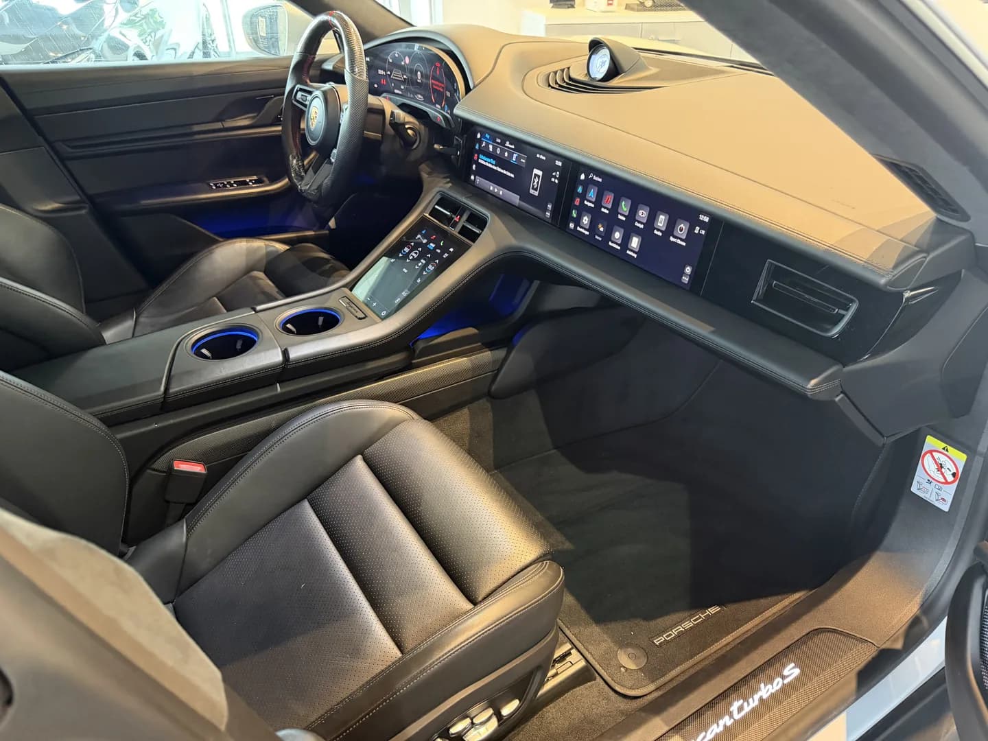 Porsche Taycan Turbo S *PCCB*HUD*Pano*Burmester* – Bild 15