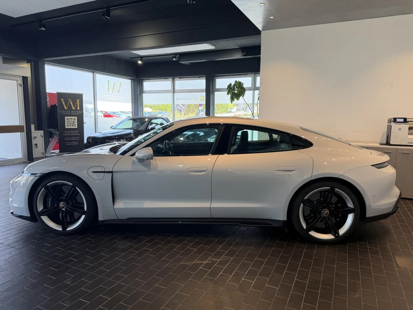 Porsche Taycan Turbo S *PCCB*HUD*Pano*Burmester* – Bild 4