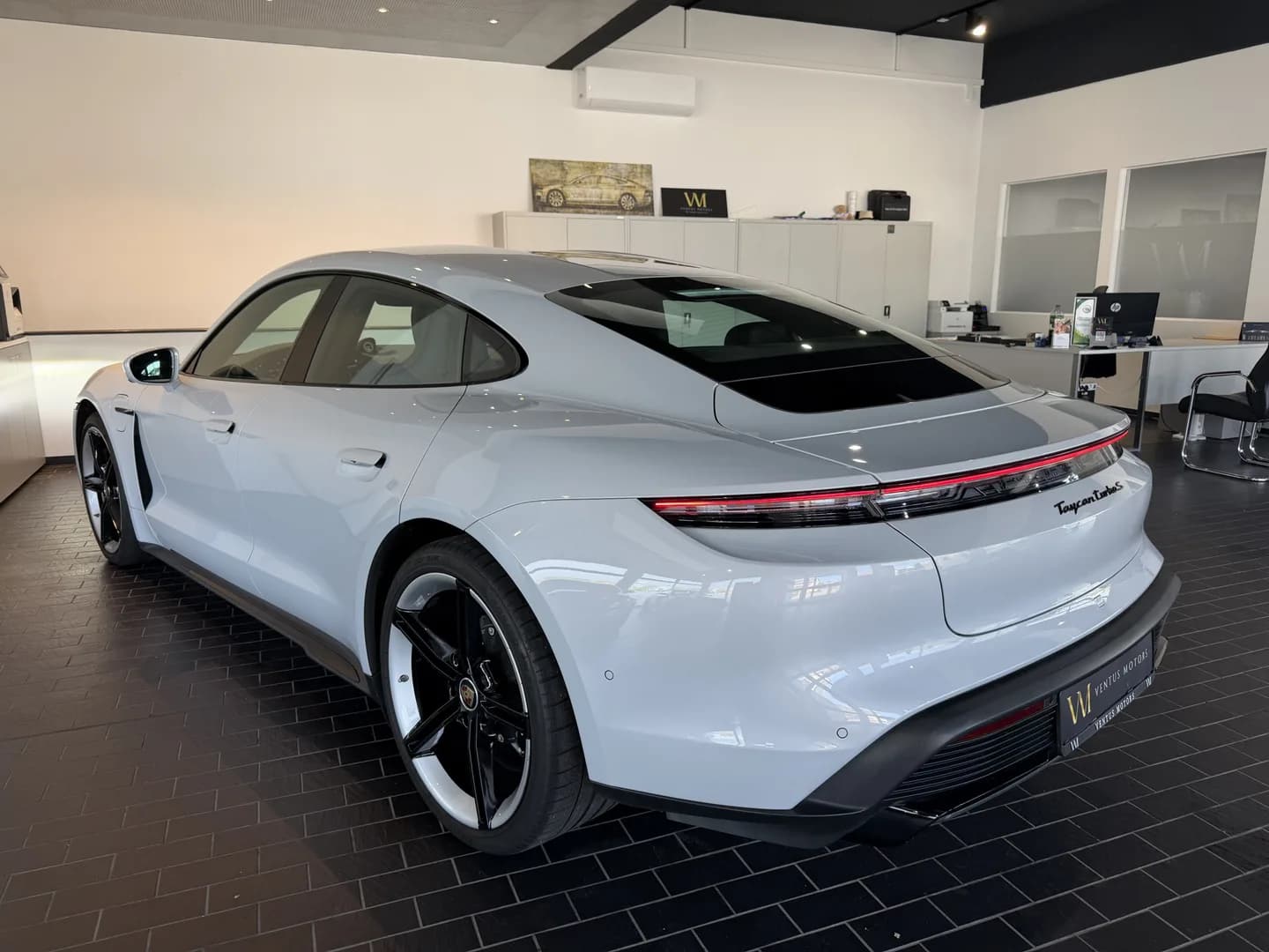 Porsche Taycan Turbo S *PCCB*HUD*Pano*Burmester* – Bild 5