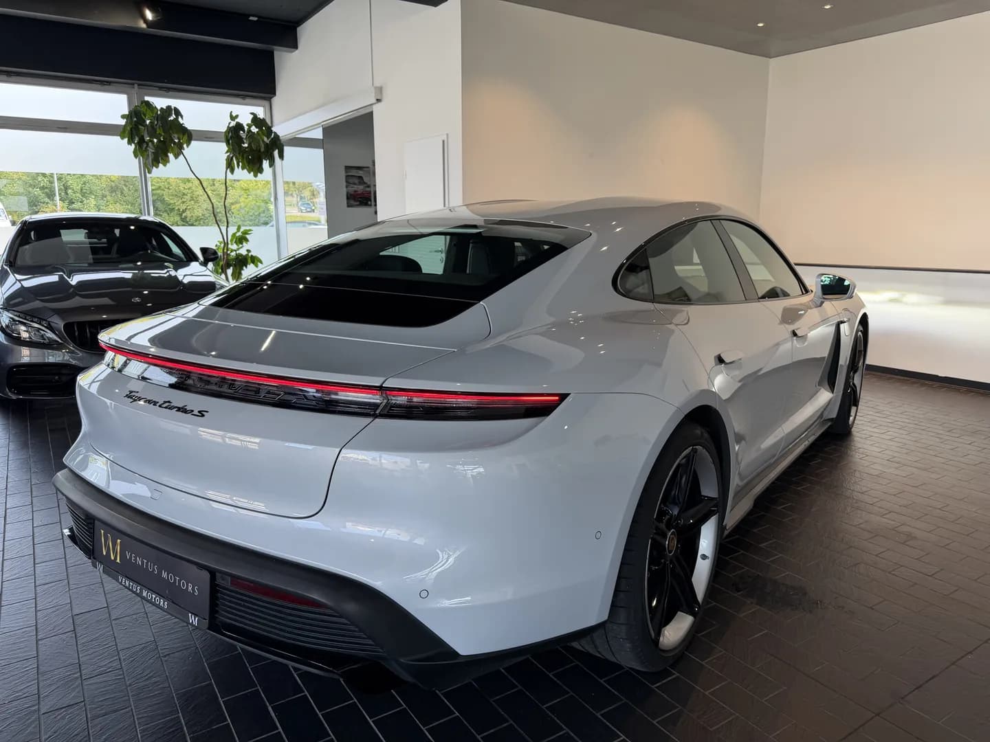 Porsche Taycan Turbo S *PCCB*HUD*Pano*Burmester* – Bild 7