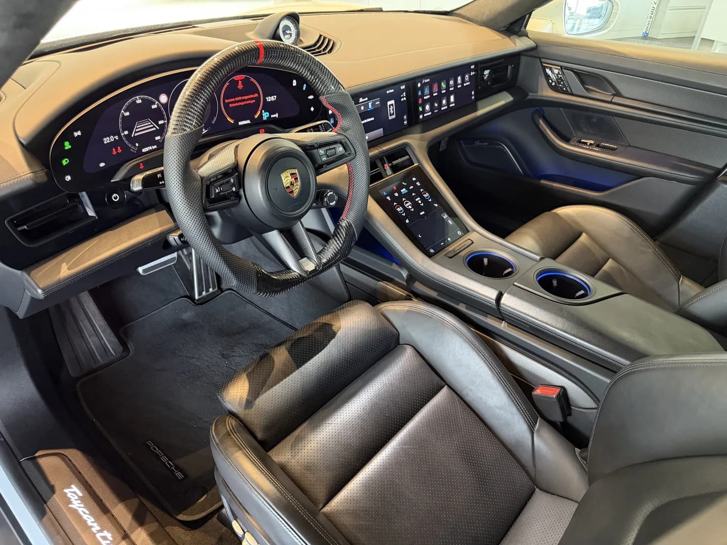 Porsche Taycan Turbo S *PCCB*HUD*Pano*Burmester* – Bild 9