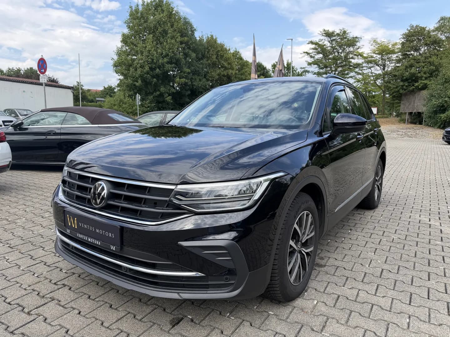VW Tiguan LIFE*WINTERPAKET*PERLEFFEKT*AHKSCHWENK*BT – Bild 1